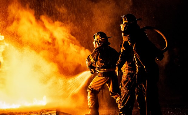 Olsztyn: Wielki pożar przy ul. Lubelskiej. Spalił się budynek stolarni 