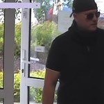 Olsztyńska policja poszukuje sprawcy napadu na bank. Rozpoznajesz go?