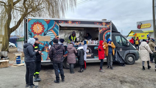 Olsztyński foodtruck karmi uchodźców na granicy. /Facebook