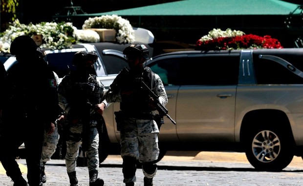 Ołtarz, figura Matki Boskiej i lista płac w siedzibie El Mencho