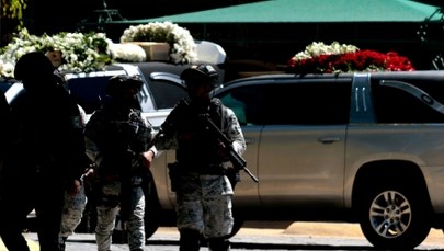 Ołtarz, figura Matki Boskiej i lista płac w siedzibie El Mencho