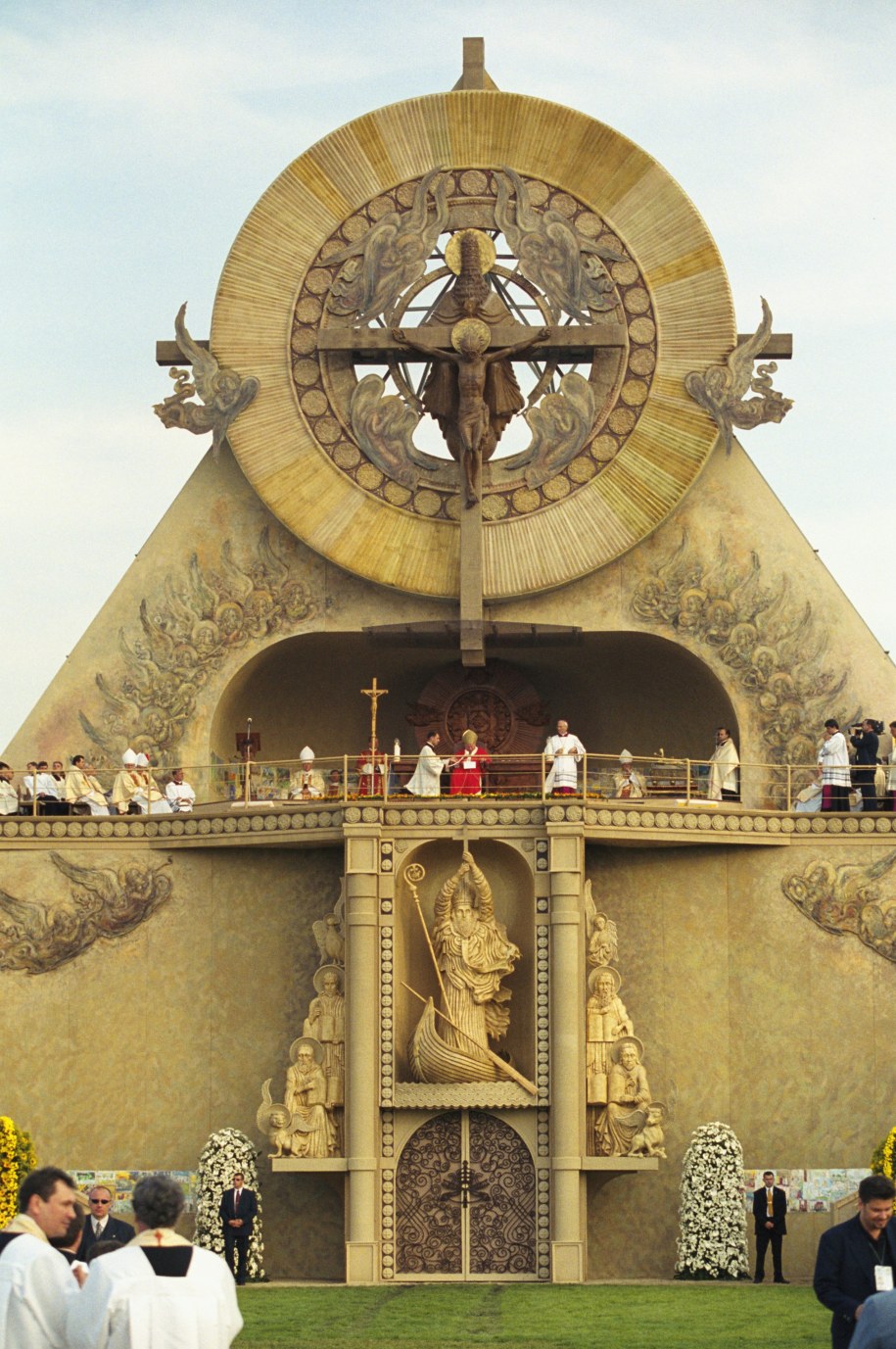 Ołtarz papieski według projektu Mariana Kołodzieja na sopockim hipodromie - 05.06.1999 r. /Grzegorz Jakubowski /PAP