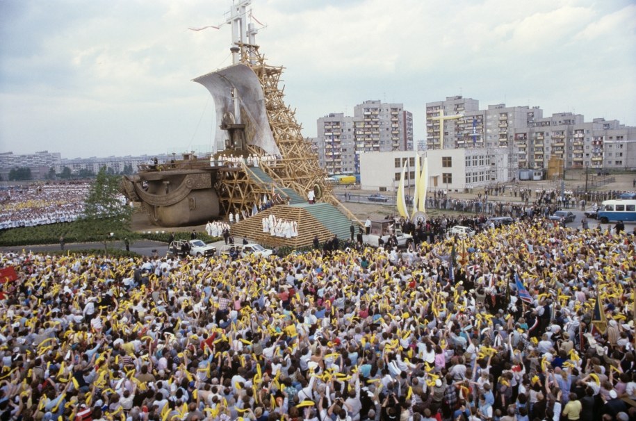 Ołtarz-żaglowiec zaprojektowany przez Mariana Kołodzieja na papieską mszę w Gdańsku w 1987 r. /Jerzy Ochoński   /PAP