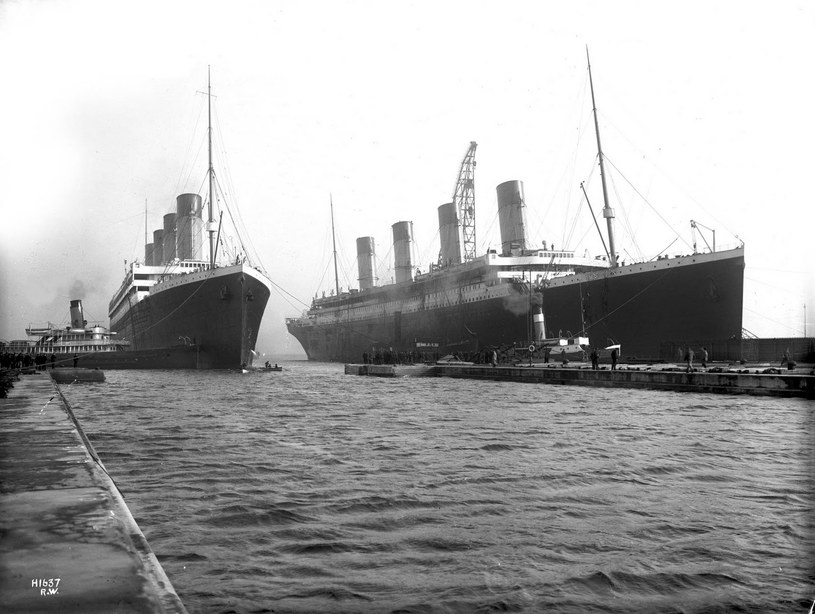 "Olympic" i "Titanic" (po prawej) w stoczni w Belfaście /Wikimedia Commons – repozytorium wolnych zasobów /INTERIA.PL/materiały prasowe