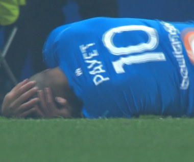 Olympique Lyon - Olympique Marsylia. Piłkarz trafiony butelką w głowę. WIDEO (Eleven Sports)