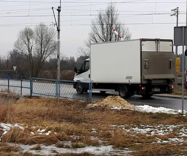 Omal nie wyłamał zapory kolejowej! Kierowca busa dostał 2100 zł mandatu