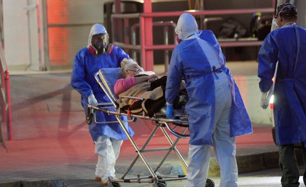 Omamy, dezorientacja, ból głowy. Jakie mogą być pierwsze objawy Covid-19? 