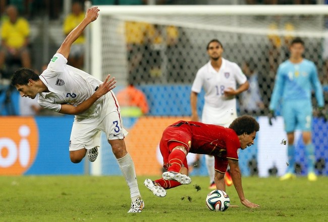 Omar Gonzalez i Axel Witsel /PAP/EPA/YURI KOCHETKOV /PAP/EPA