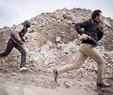 Omar Sy i Laurent Lafitte w scenie z filmu "Nieobliczalni"