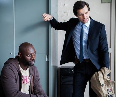 Omar Sy i Laurent Lafitte w scenie z filmu "Nieobliczalni"