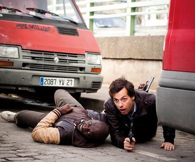 Omar Sy i Laurent Lafitte w scenie z filmu "Nieobliczalni"