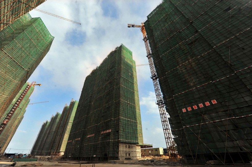 Omawianie mieszkanie zapewne znajduje się w jednym z podobnych gigantycznych bloków budowanych w chińskich miastach /Xinhua News /East News