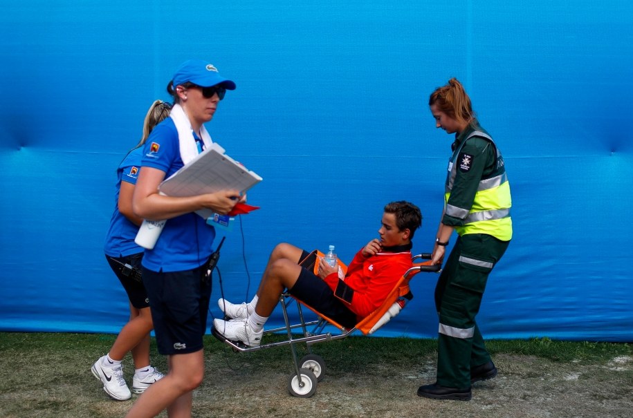 Omdlenie przytrafiło się również jednemu z chłopców do podawania piłek /Narendra Shrestha /PAP/EPA