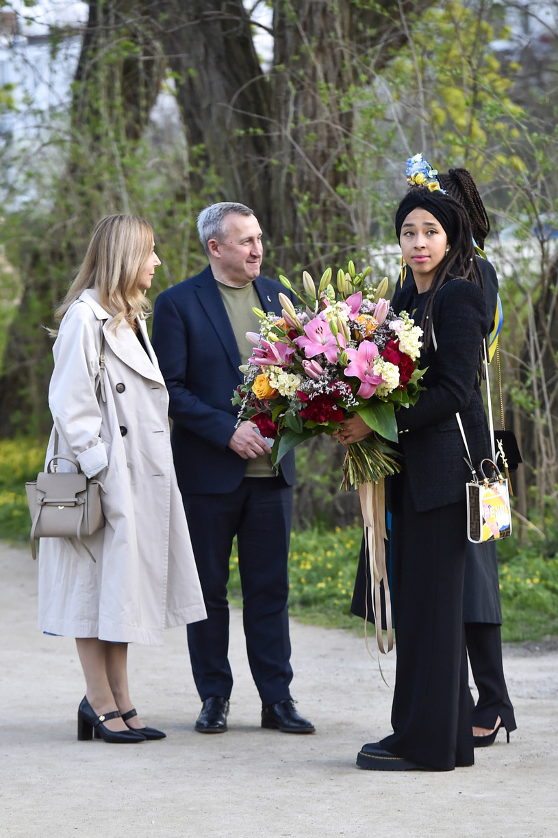 Omenaa Mensah z córką Venessą i ambasador Ukrainy w Polsce, Andrij Deszczyca /AKPA