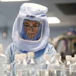 Omikron. AstraZeneca pracuje nad kolejną szczepionką