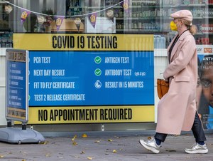 Omikron dominującym wariantem koronawirusa w Irlandii