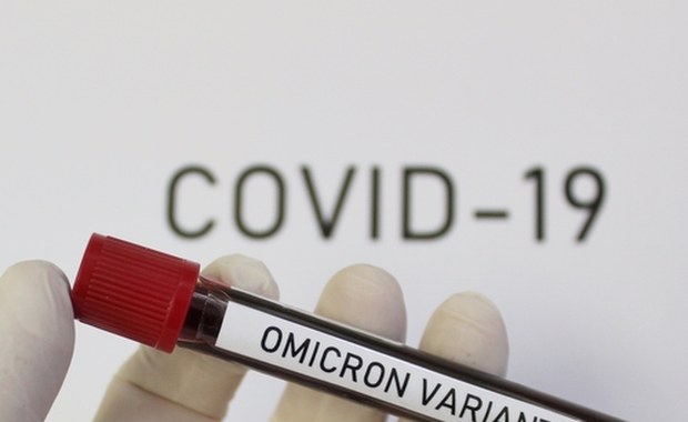 Omikron może już "krążyć" po Francji? Trwają analizy testów ośmiu osób
