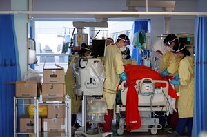 Omikron. Pierwsze przypadki hospitalizacji na Wyspach