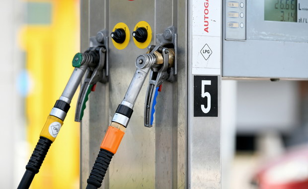 Omikron pomoże rządowi obniżyć ceny paliw