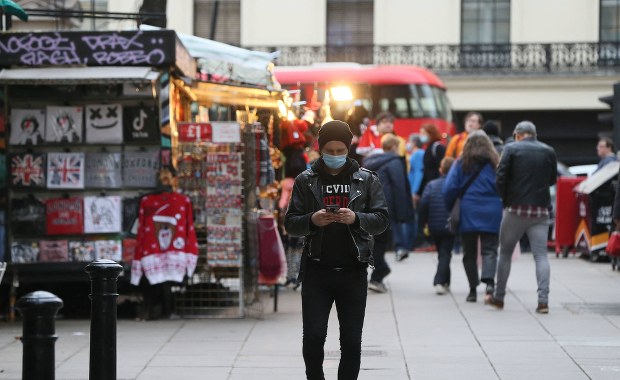 Omikron szaleje na Wyspach. Liczba zakażeń nowym wariantem wzrosła o 12 tys.