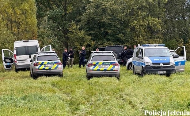 Ominął kolczatkę i uderzył w radiowóz. Gonili go Czesi i Polacy