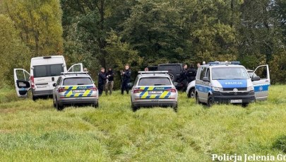 Ominął kolczatkę i uderzył w radiowóz. Gonili go Czesi i Polacy