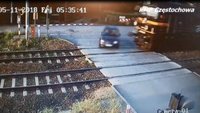 Ominął szlaban i wjechał na tory. Policja publikuje film ku przestrodze
