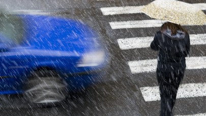 Ominęła radiowóz przepuszczający pieszego. Dostała 1500 zł mandatu