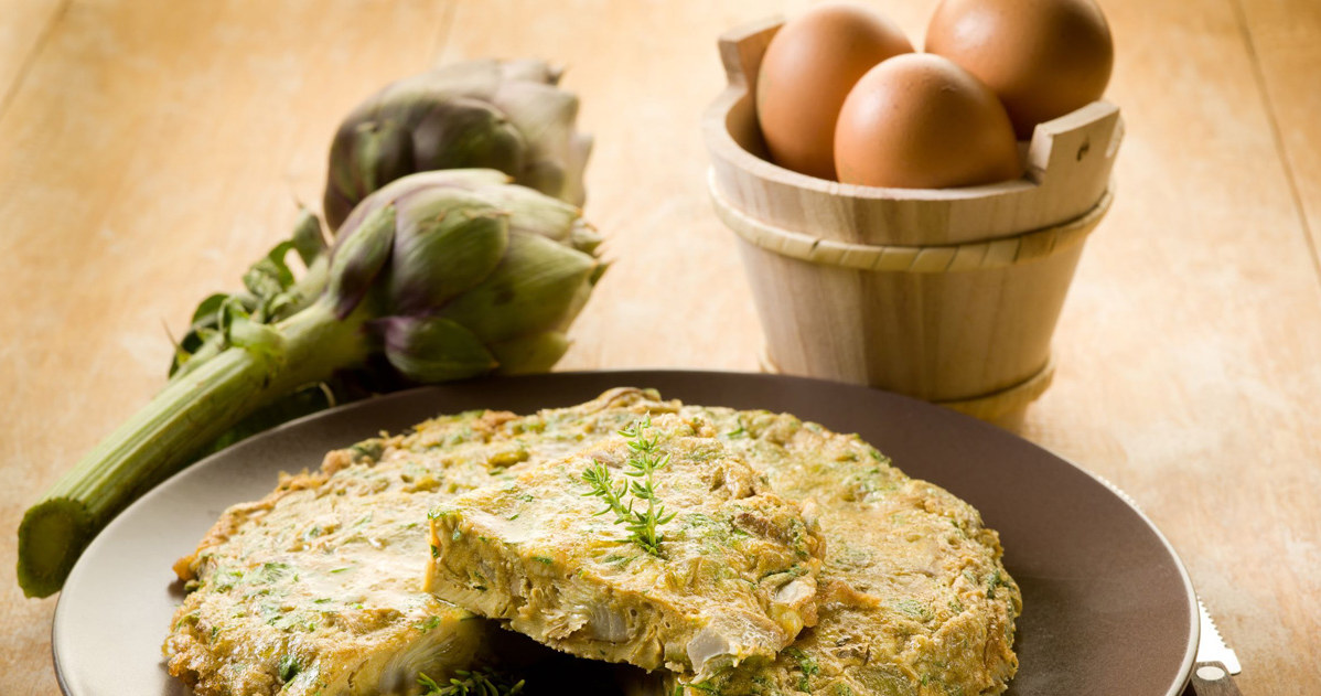 Omlet estragonowy z karczochami /123RF/PICSEL