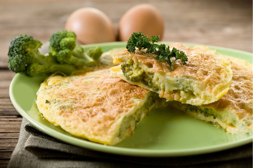 Omlet makaronowy z brokułami /123RF/PICSEL