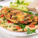 Omlet na bogato. Zrób, gdy nie masz pomysłu na śniadanie lub kolację