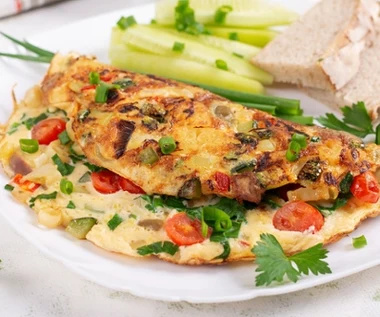 Omlet na bogato. Zrób, gdy nie masz pomysłu na śniadanie lub kolację