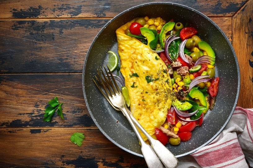 Omlet z awokado i dużą porcją warzyw to idealny sposób na rozpoczęcie dnia /123RF/PICSEL