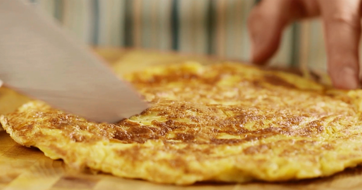 Omlet z chipsami ziemniaczanymi to pożywne i smaczne śniadanie. /Styl.pl