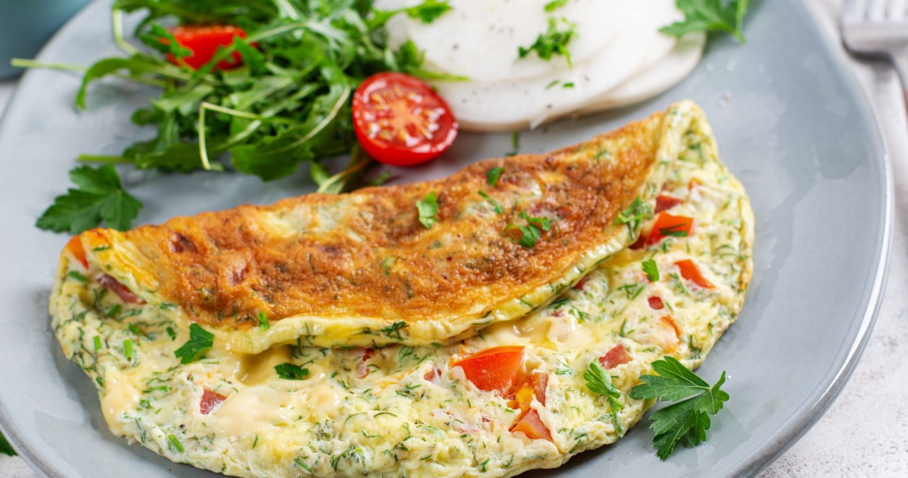 Omlet z ciecierzycą nasyci na długo nawet bez chleba /123RF/PICSEL