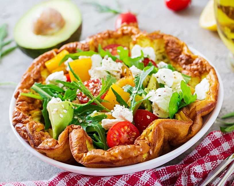 Omlet z sałatką /123RF/PICSEL