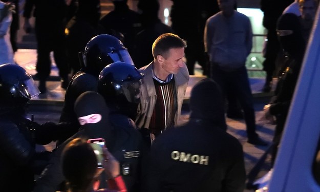 OMON zatrzymuje jednego z demonstrujących /TATYANA ZENKOVICH  /PAP/EPA
