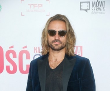 On też chce żyć na własnych zasadach i uwolnić się od blasku fleszy, co może okazać się trudniejsze, niż przypuszcza. Między bohaterami zaiskrzy jedynie ulotna "miłość na pierwszą stronę" czy wielkie uczucie na całe życie?