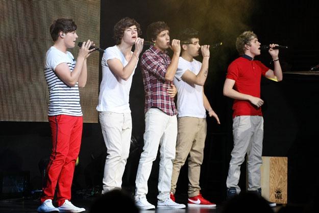 One Direction (Louis Tomlinson pierwszy z lewej) fot. Neilson Barnard /Getty Images/Flash Press Media