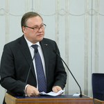 Onet: Senator PiS wezwany w sprawie brutalnego pobicia byłego wiceszefa KNF