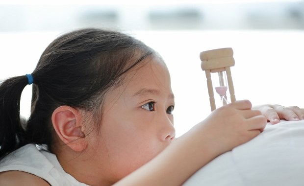 Oni czasu nie zmieniają. Jedna strefa w wielkim kraju prowadzi do „społecznego jetlagu”