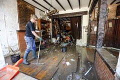Opadająca woda odsłoniła skalę zniszczeń po powodziach w Belgii