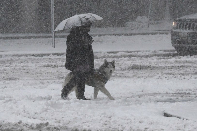 Opady deszczu, śniegu i deszczu ze śniegiem obejmą cały kraj /PABLO PORCIUNCULA/AFP /East News