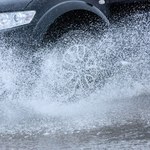 Opady deszczu w Polsce przynoszą groźne zjawisko. Kierowcy muszą uważać