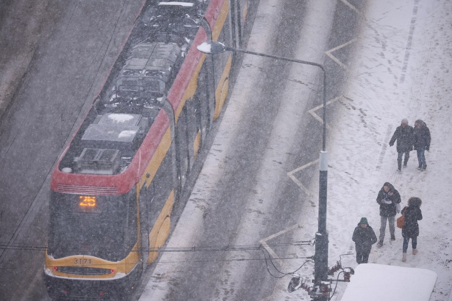 Opady śniegu i deszczu w Warszawie. /	Leszek Szymański   /PAP