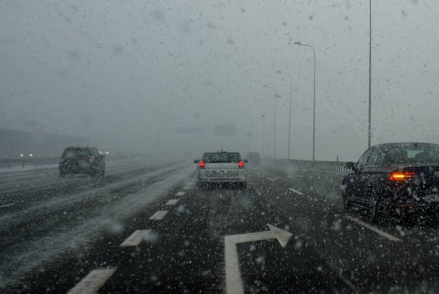 Opady śniegu i śniegu z deszczem występują niemal w całym kraju /Andrzej Grygiel /PAP
