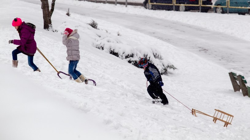 Opady śniegu na pewno ucieszą najmłodszych, którzy właśnie mają ferie /Andrzej  Grygiel /PAP