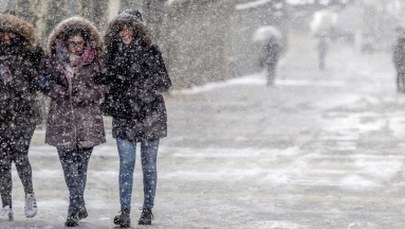 Opady śniegu sparaliżowały lotnisko w Moskwie. Ponad sto lotów odwołanych 