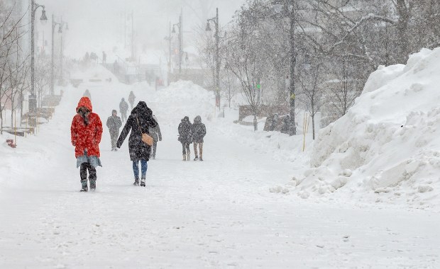Opady śniegu to nie wszystko. IMGW wydał żółte i pomarańczowe alerty