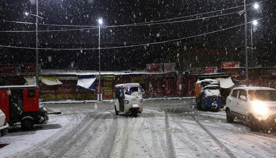 Lawina zeszła na drogę. Kilkadziesiąt osób pod śniegiem